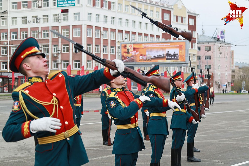 Репетиция Парада Победы прошла в Барнауле. Фото: Олег УКЛАДОВ