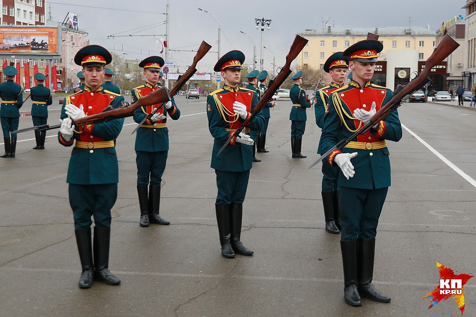 Репетиция Парада Победы прошла в Барнауле. Фото: Олег УКЛАДОВ