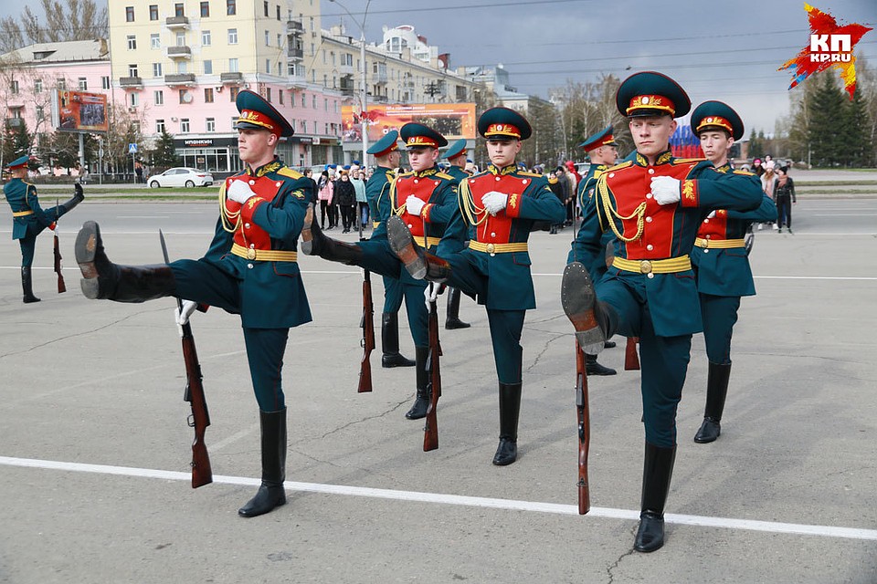 Репетиция Парада Победы прошла в Барнауле. Фото: Олег УКЛАДОВ