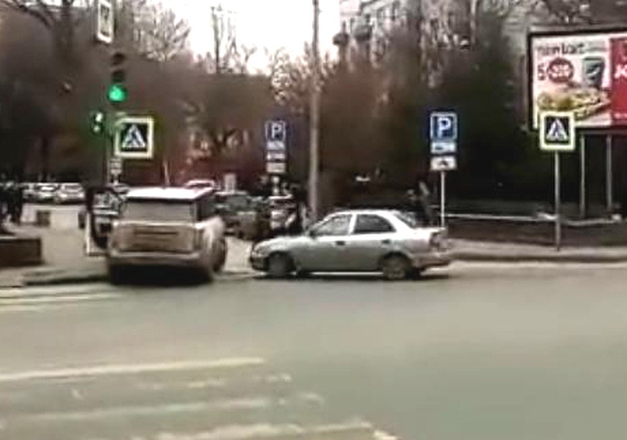 Эпизод, в котором легковушка буквально "посадила" депутата на свой бампер (качество записи, увы, не позволяет сделать изображение четче). Фото: скрин с видео YuoTube.