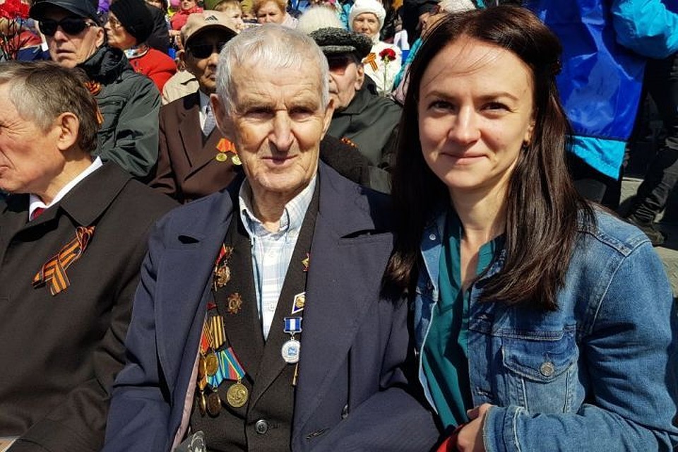 Ветеран Иван Бровкин с внучкой.