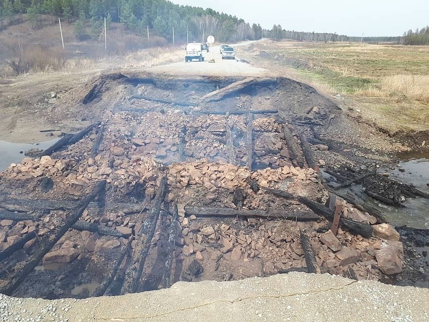 Фотографии сгоревшего моста появились на странице министерства транспорта и строительства Амурской области в Instagram.