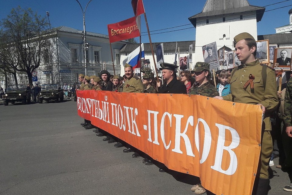 Колонна не помещается на площади Ленина, её хвост уходит далеко на Запсковье.