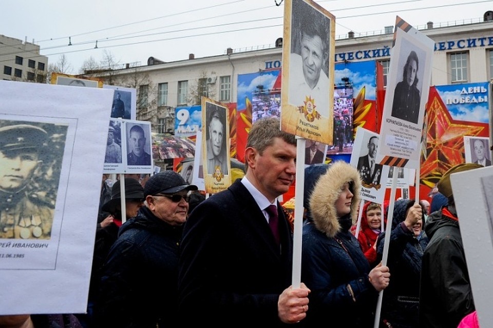 Максим Решетников идет в строю вместе с отцом и дочерью