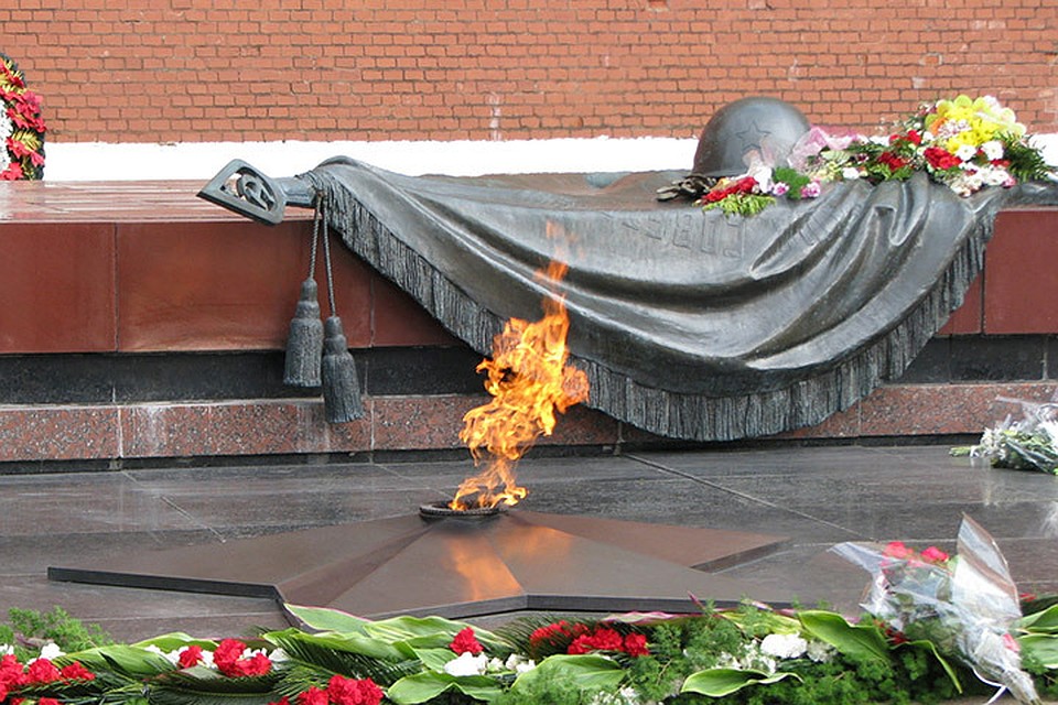 Чрезвычайный и Полномочный Посол Российской Федерации в Литве Александр Удальцов поздравил ветеранов с Днем Победы. Фото: с сайта vechniyogon.ru