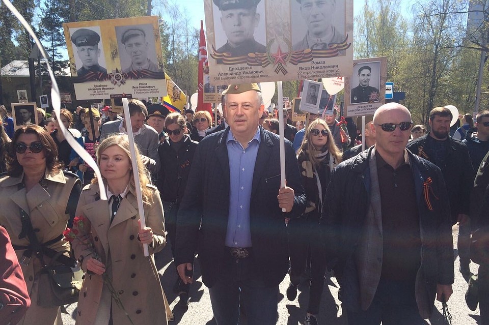 Губернатор региона Александр Дрозденко прошел в строю с портретами дедов. Фото: пресс-служба администрации Ленобласти.