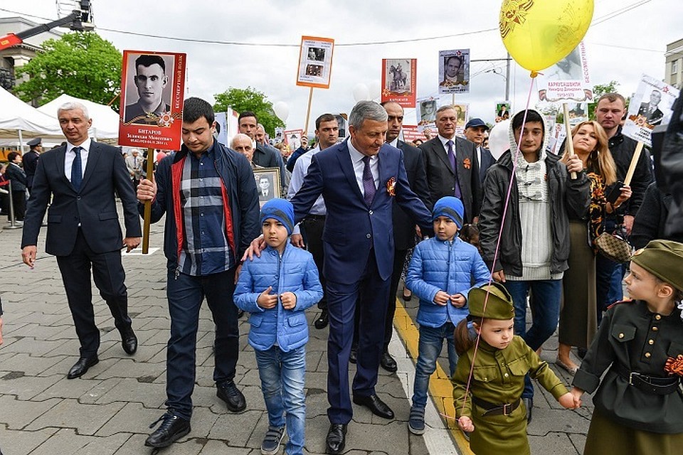 В числе участников «Бессмертного полка» - руководитель республики Вячеслав Битаров с сыном и внуками.