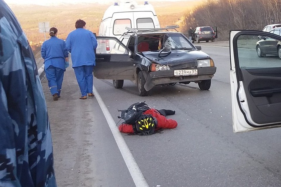 В Мурманской области водитель ВАЗа задавил человека на дороге. Фото: vk.com/murmansk_dtp
