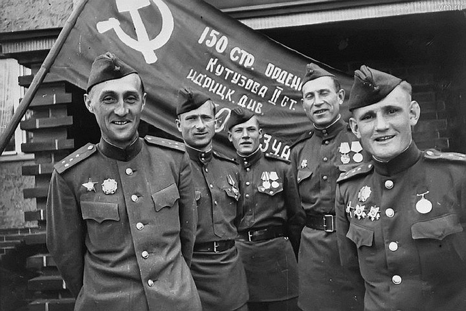 Офицеры 150-й стрелковой Идрицкой дивизии, слева направо: Константин Самсонов, Мелитон Кантария, Михаил Егоров, Илья Съянов, Степан Неустроев на фоне Знамени Победы. Снимок Евгения Ананьевича Халдея.