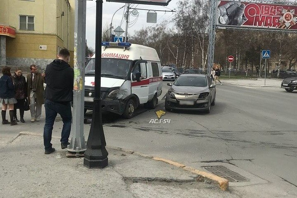 Машина реанимации попала в ДТП в Новосибирске.