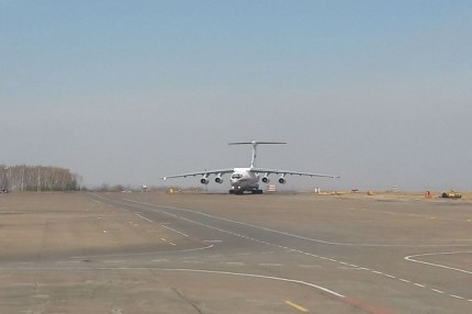 Самолет Ил-76 задействовали в тушении пожаров в Приамурье, за два вылета он доставил более 40 тонн воды к очагам возгораний.