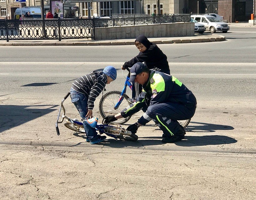 Сотрудник ДПС помог школьникам, катающимся на велосипедах. Фото: Лев ВЛАДОВ.