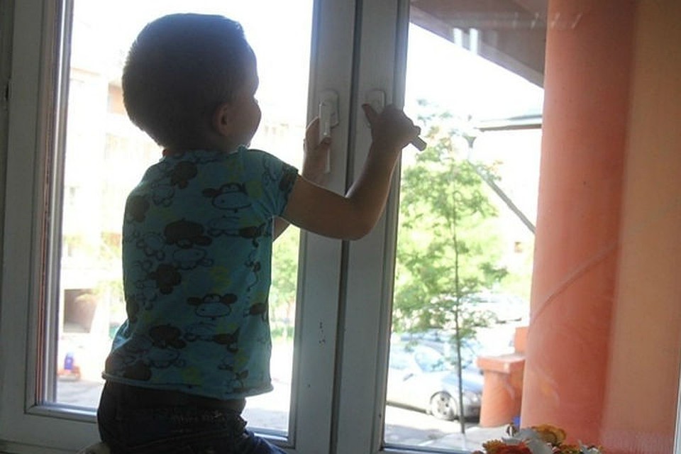 Трагедии с детьми: 11-месячный грудничок и 3-летняя девочка выпали из окон в Иркутской области