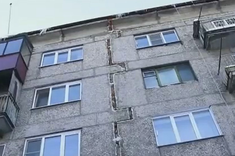 В Новокузнецке аварийный дом раскалывается на части Скриншот: 10 канал