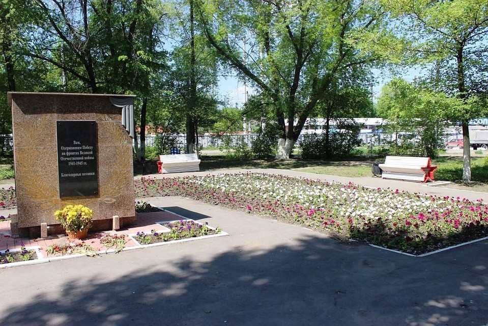 В сквере Заводского района установили лавки в форме звезд