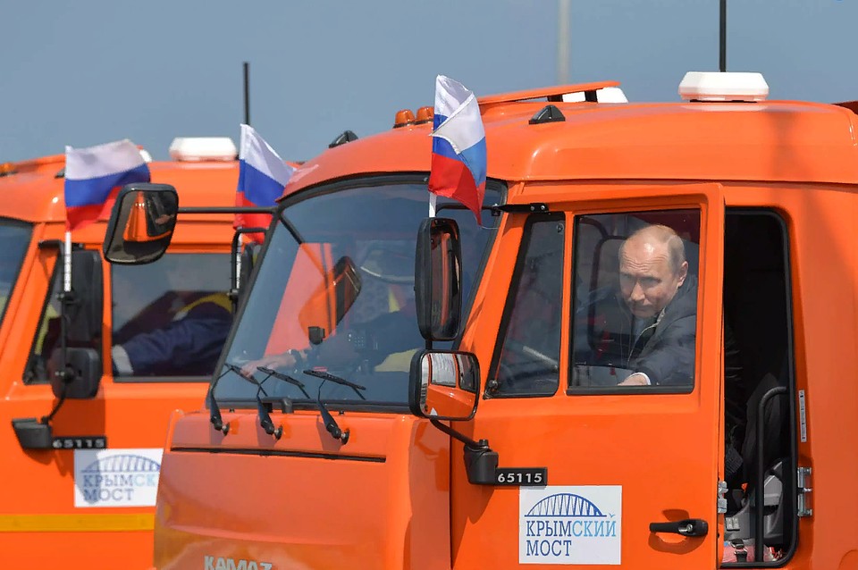 Глава государства сел за руль одного из КамАЗов