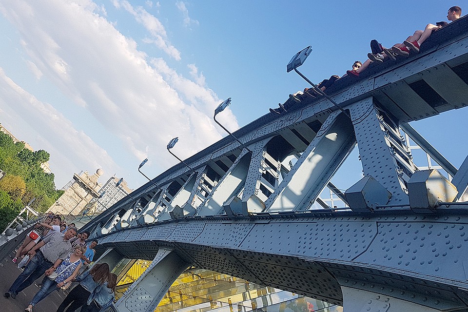 Со слов диспетчера, для подростков мост - своеобразный аттракцион, который пустует только зимой или в летние дожди.