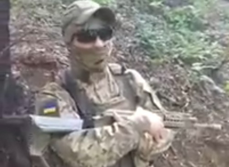 Обращение к Порошенко ВСУ-шник озвучил на чистом русском языке. Фото: скрин видео