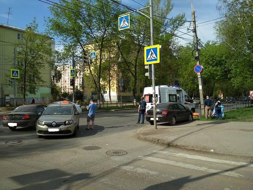 На месте работают медики