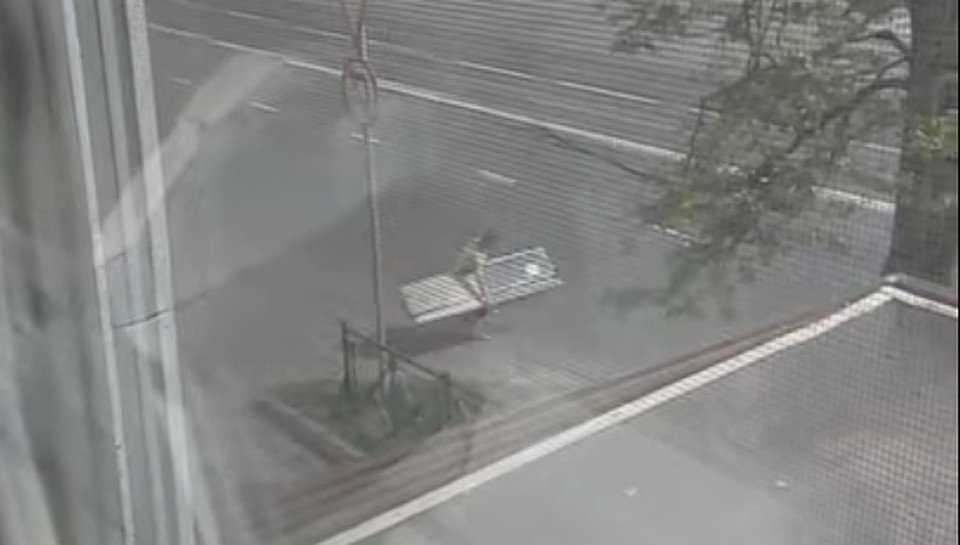 Водитель прихватил отвалившуюся дверь с собой.