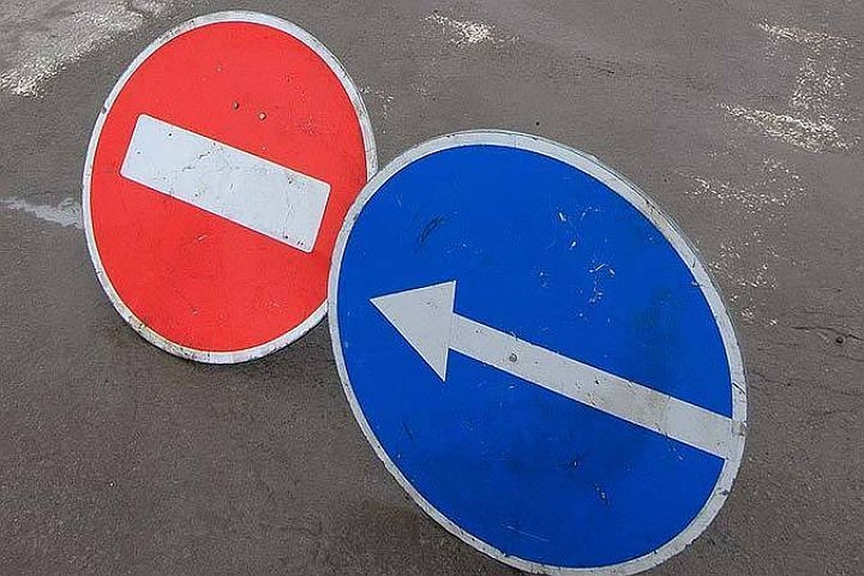 Автомобилистам следует быть внимательными и следовать требованиям временных дорожных знаков.