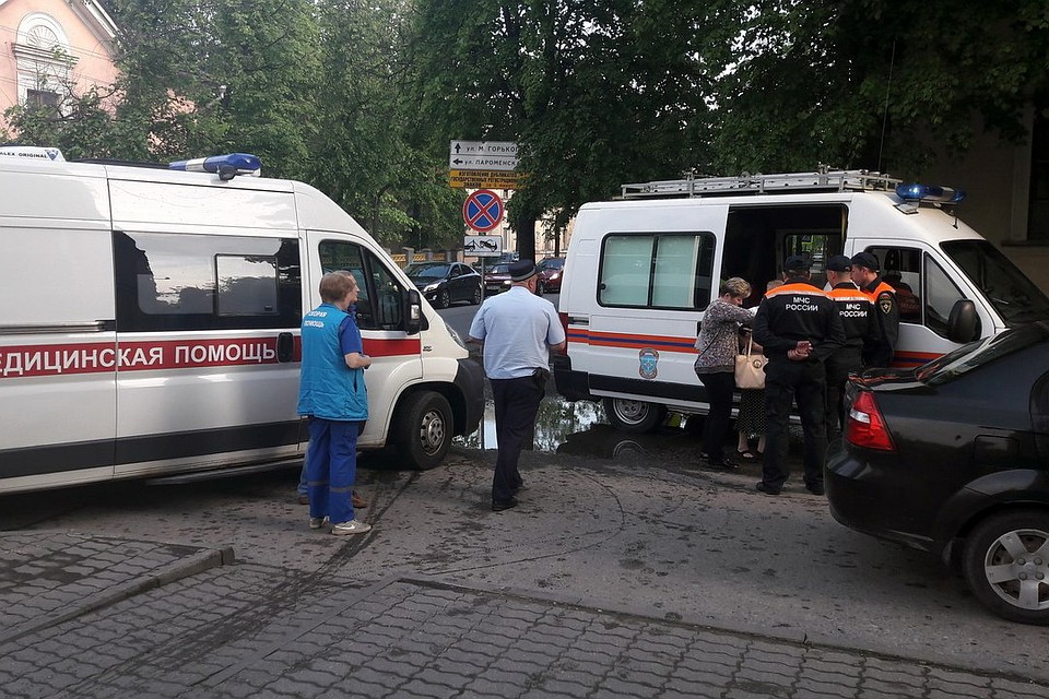 Водитель не заметил, как сбил пешехода и поехал дальше.
