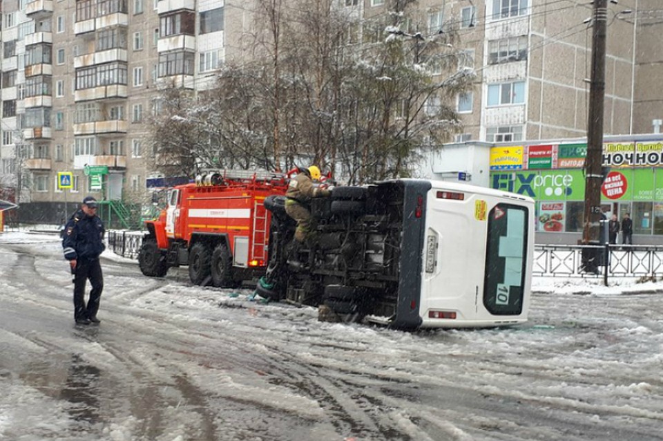 Очевидцы сообщают, что в момент столкновения в маршрутке находилось 3 человека. Фото: vk.com/murmansk_dtp