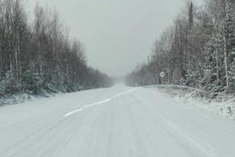 На юге Красноярского края автотрассу завалило снегом. Фото: "ЧП-Красноярск" в Инстаграмме