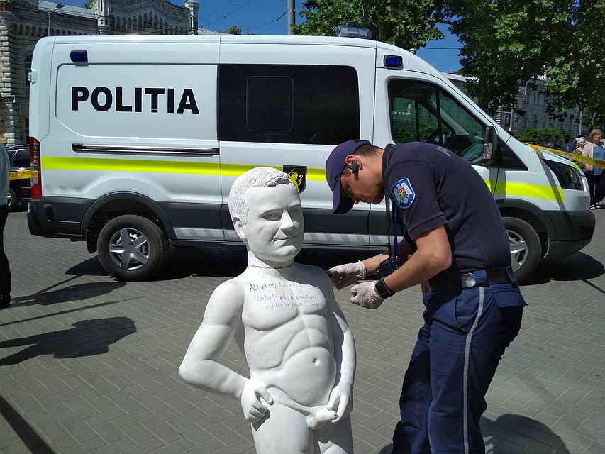 Такая статуя появилась в центре Кишинева.