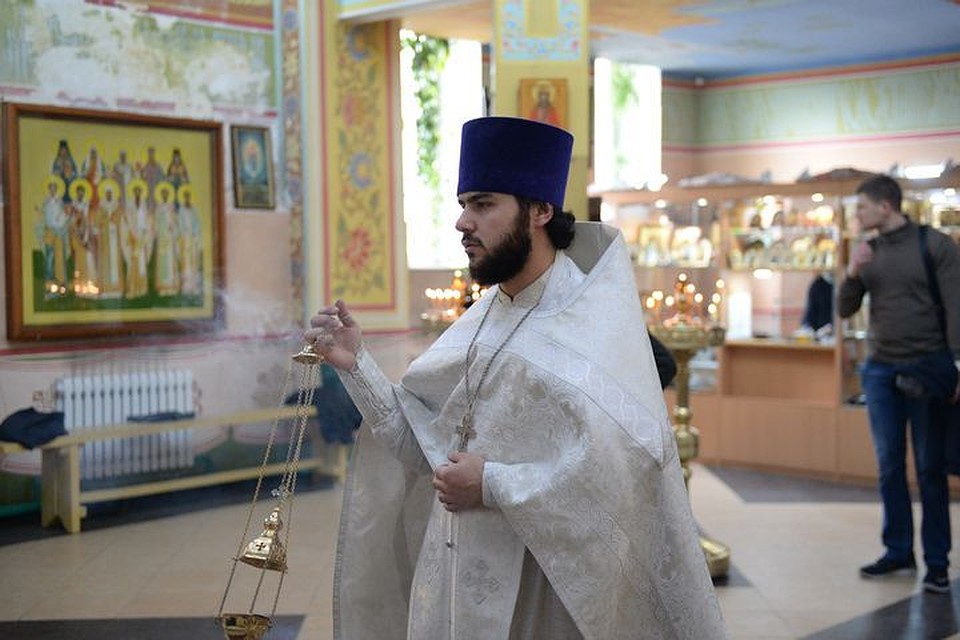 Настоятель храма Михаила Архангела отец Сергий. Фото: Саид ЦАРНАЕВ.