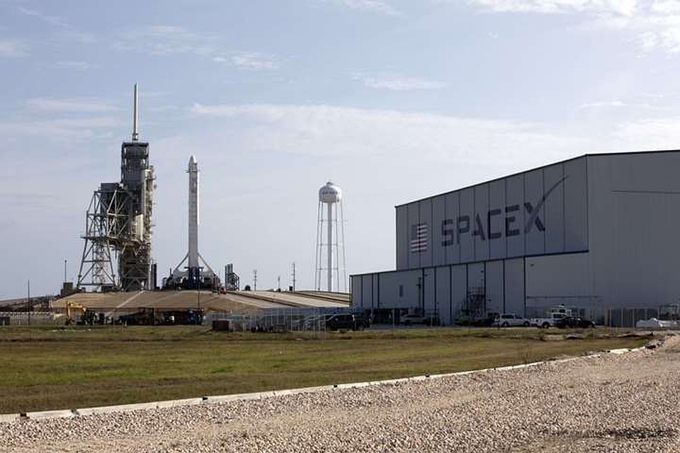 Falcon 9 вывел на околоземную орбиту семь спутников