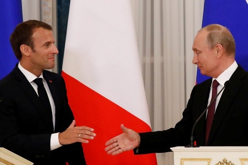 Президенты Франции и России Эммануэль Макрон и Владимир Путин на совместной пресс-конференции в Санкт-Петербурге