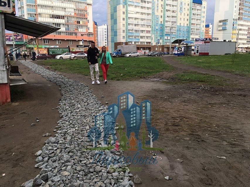 Люди топают привычно по грязи. Фото: группа "Парковый Челябинск" vc.com