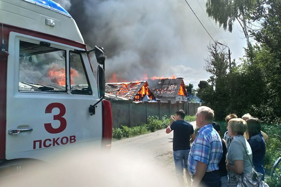 В Любятово (Псков) сгорели три жилых дома. Это частный сектор. Огонь перекидывался с крыши на крышу зданий. Фото: Антон Лямин из соцсети Вконтакт - группа Жесть по-псковски.