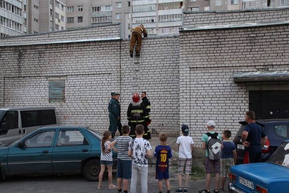 Дети были счастливы, когда спасатели вернули им футбольный мяч! Фото: facebook.com/mogilev750