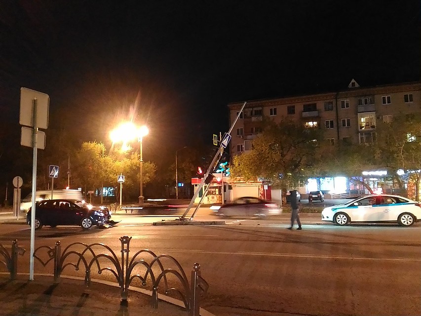 Протаранила светофор: в центре Тюмени иномарка оставила перекресток без регулировщика. Фото группы "ЧС Тюмень" vk.com