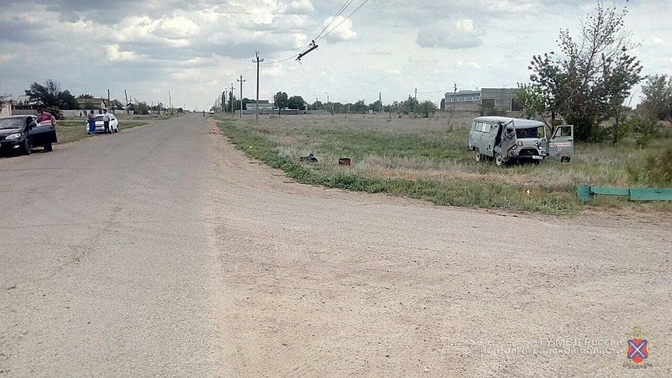В результате аварии пострадали водитель и фельдшер
