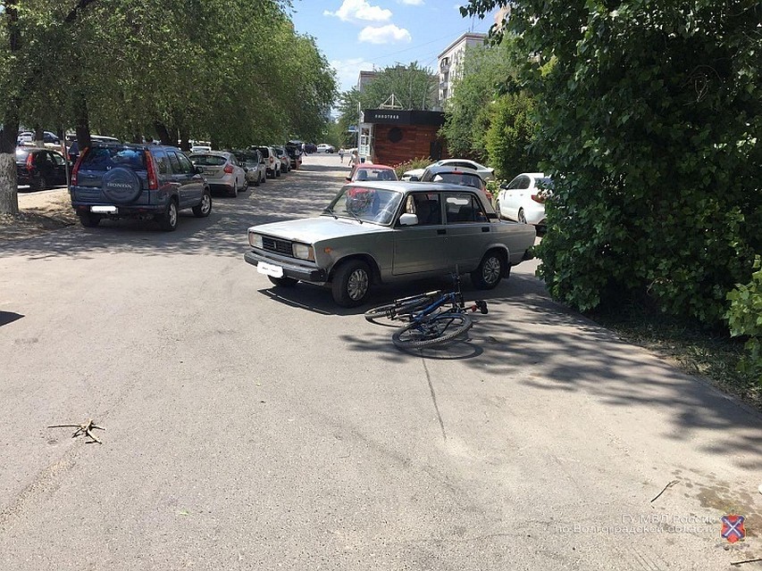 Велосипедиста сбили прямо на тротуаре