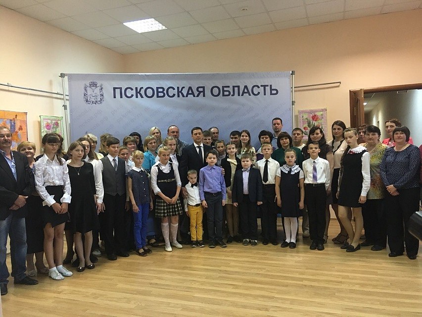 Победители акции "Губернаторский дневник" попили чай с Михаилом Ведерниковым.