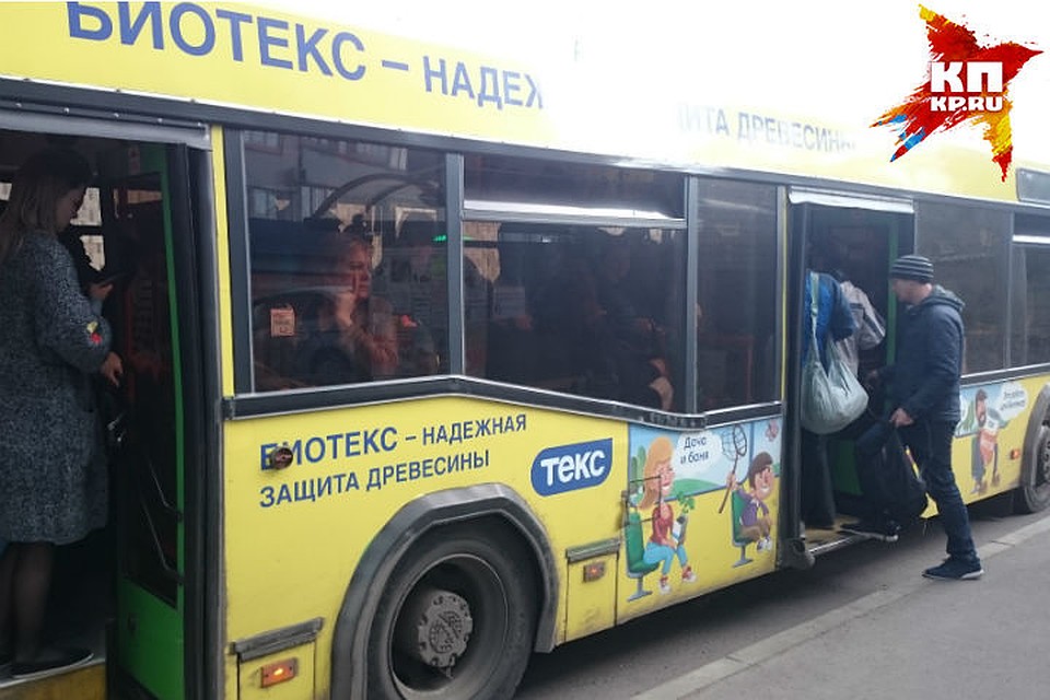 Жители Калинина в час пик штурмом берут 52-й. После транспортной "революции" это теперь единственный маршрут, соединяющий улицу с центром.