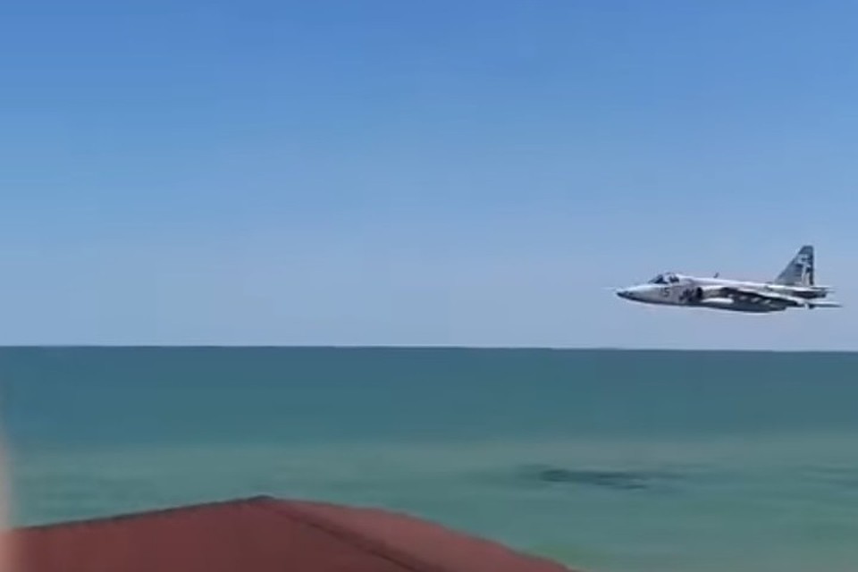 Су-25 ВВС Украины промчался в считанных метрах над пляжем в Кирилловке Су-25 ВВС Украины промчался в считанных метрах над пляжем в Кирилловке