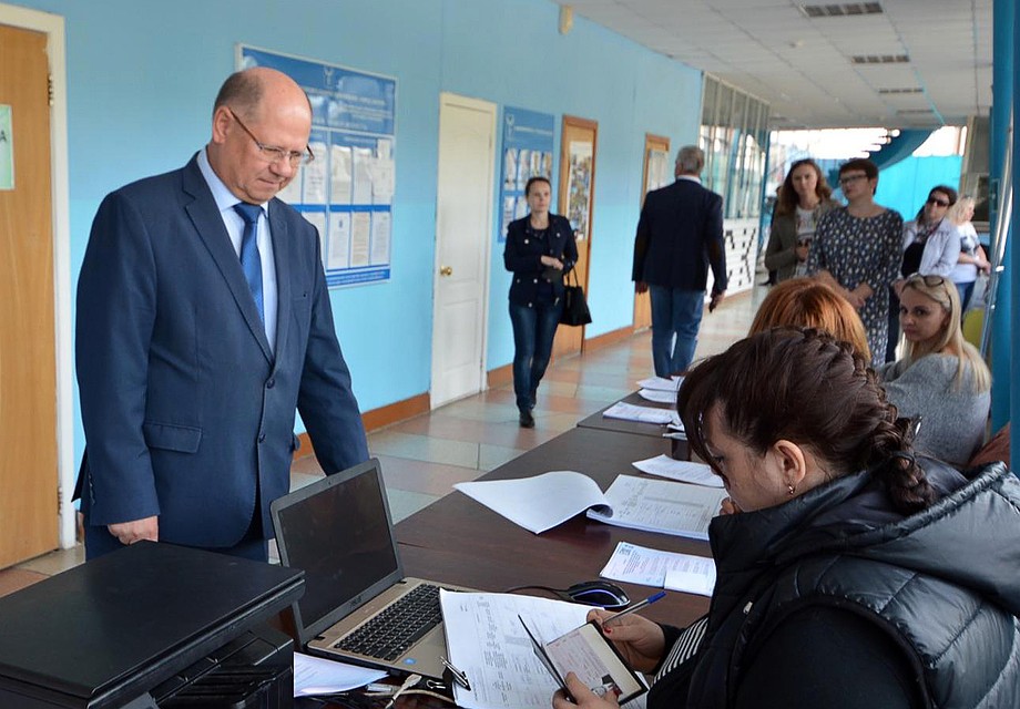Председатель Саратовской областной Думы проголосовал на своем счетном участке