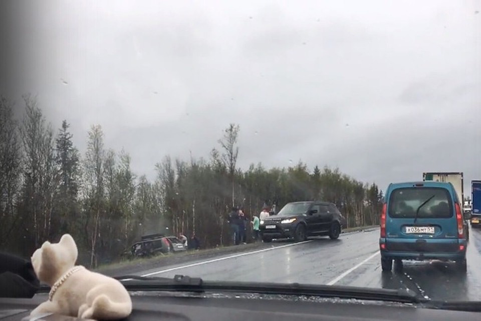 В Мурманской области, в районе Оленегорска, произошло лобовое столкновение Nissan X-trail и Renault. По предварительной информации, на «встречку» выехал 18-летний водитель Renault. Фото: Владислав Дымов