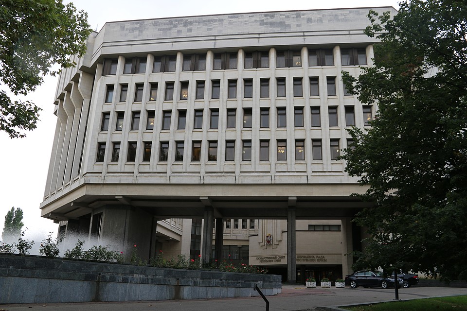 Мысли о передаче Крымского моста совершенно неинтересны местному политикуму, считает вице-спикер республиканского парламента
