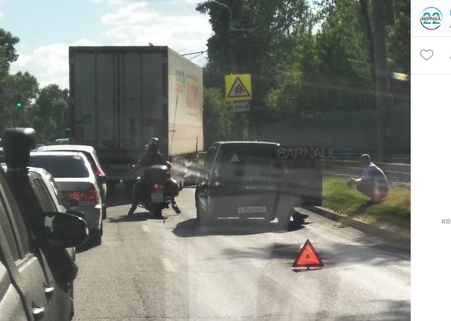Дикаяя пробка образовалсь в Барнауле в час пик