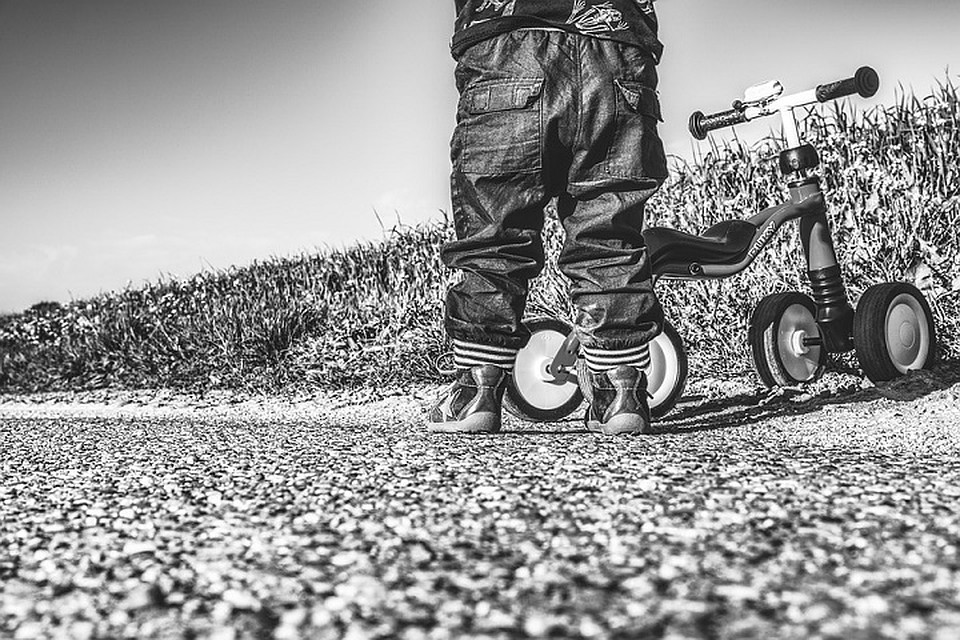 Малыш укатился от дедушки и чуть не попал под авто. Фото: pixabay.com.