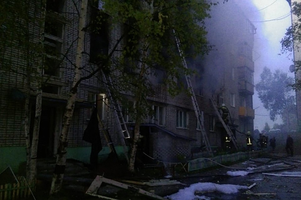Взрыв в поселке Октябрьский Хабаровского края: один человек погиб, от огня пострадало три квартиры