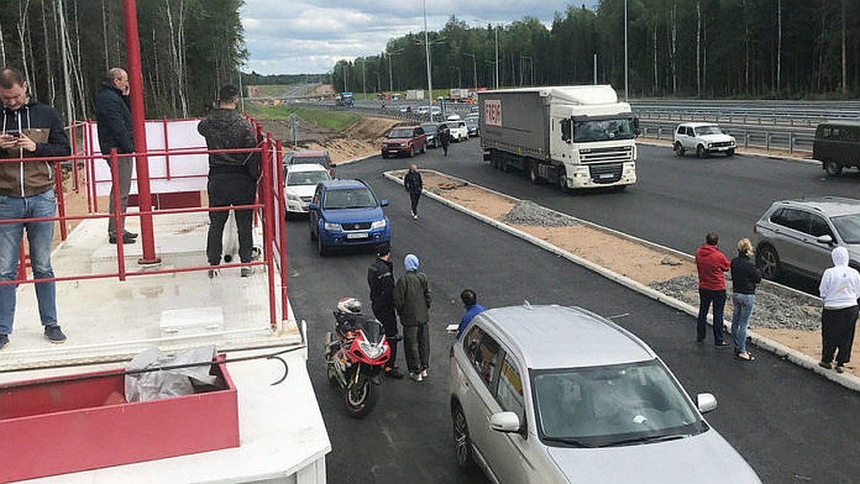 Водители застряли на трассе из-за неработающих заправок. Фото: портал "Мегаполис".