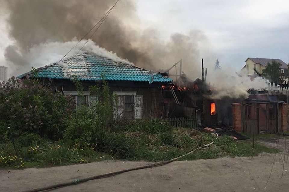 Пожар произошел на улице Смирнова. Фото: ГУ МЧС России по Новосибирской области/"АСТ-54".