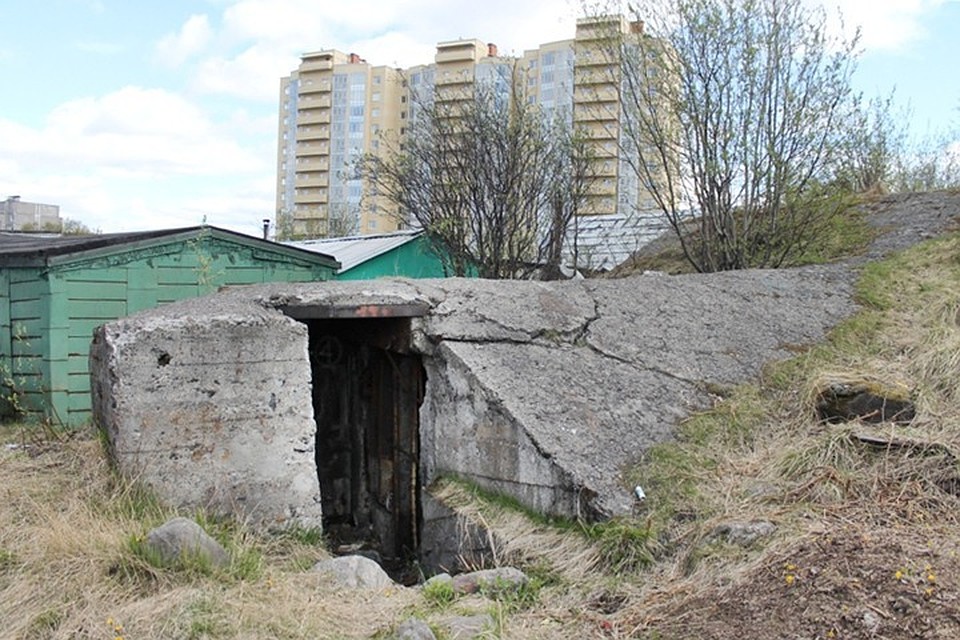 Бомбоубежище в Ленинском округе построили, скорее всего, в период с 1960-х с 1980-е годы. Так называемый период железного занавеса «подарил» как Мурманской области, так и приграничным городам Норвегии, множество таких «бетонных нор». Фото: citymurmansk.ru